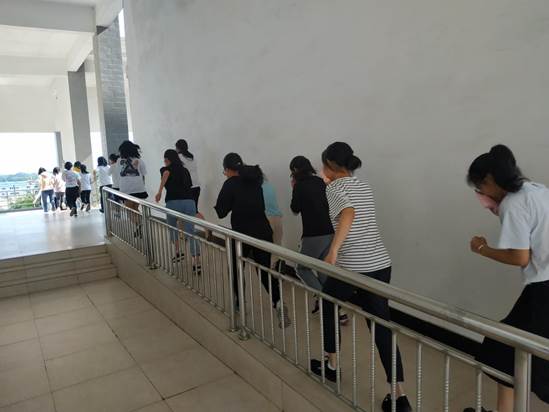 说明:同学们有秩序的离开教室