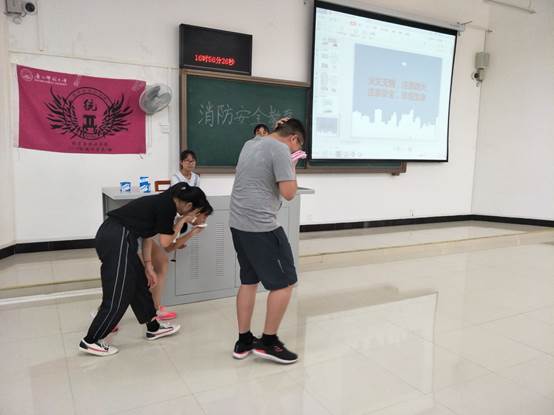 说明:同学代表演示正确逃生动作